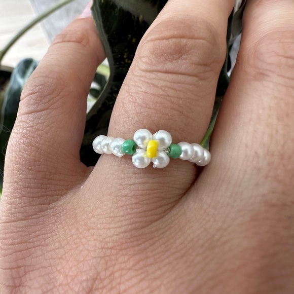 Daisy flower pearl beaded ring, handmade ring, seed beads ring, cottage core - Picture 1 of 2